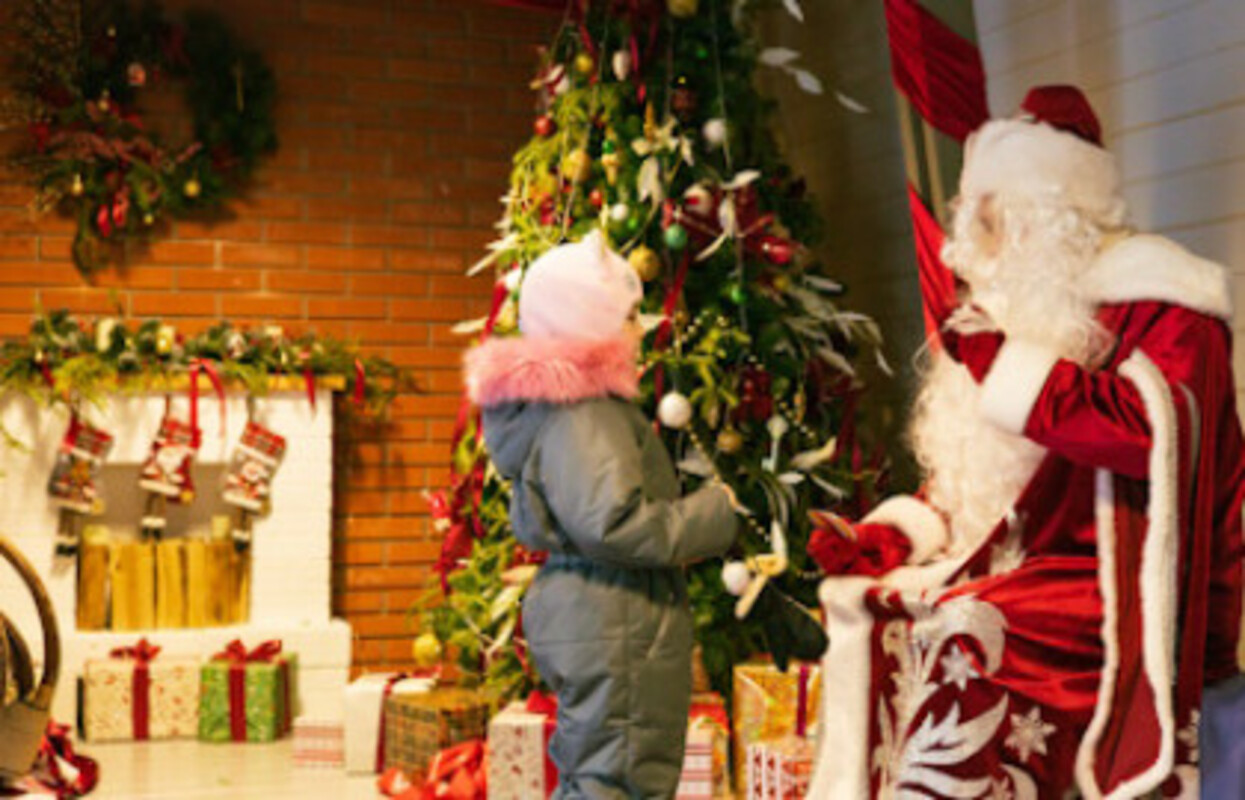 Новогодняя елка с интерактивом и подарком