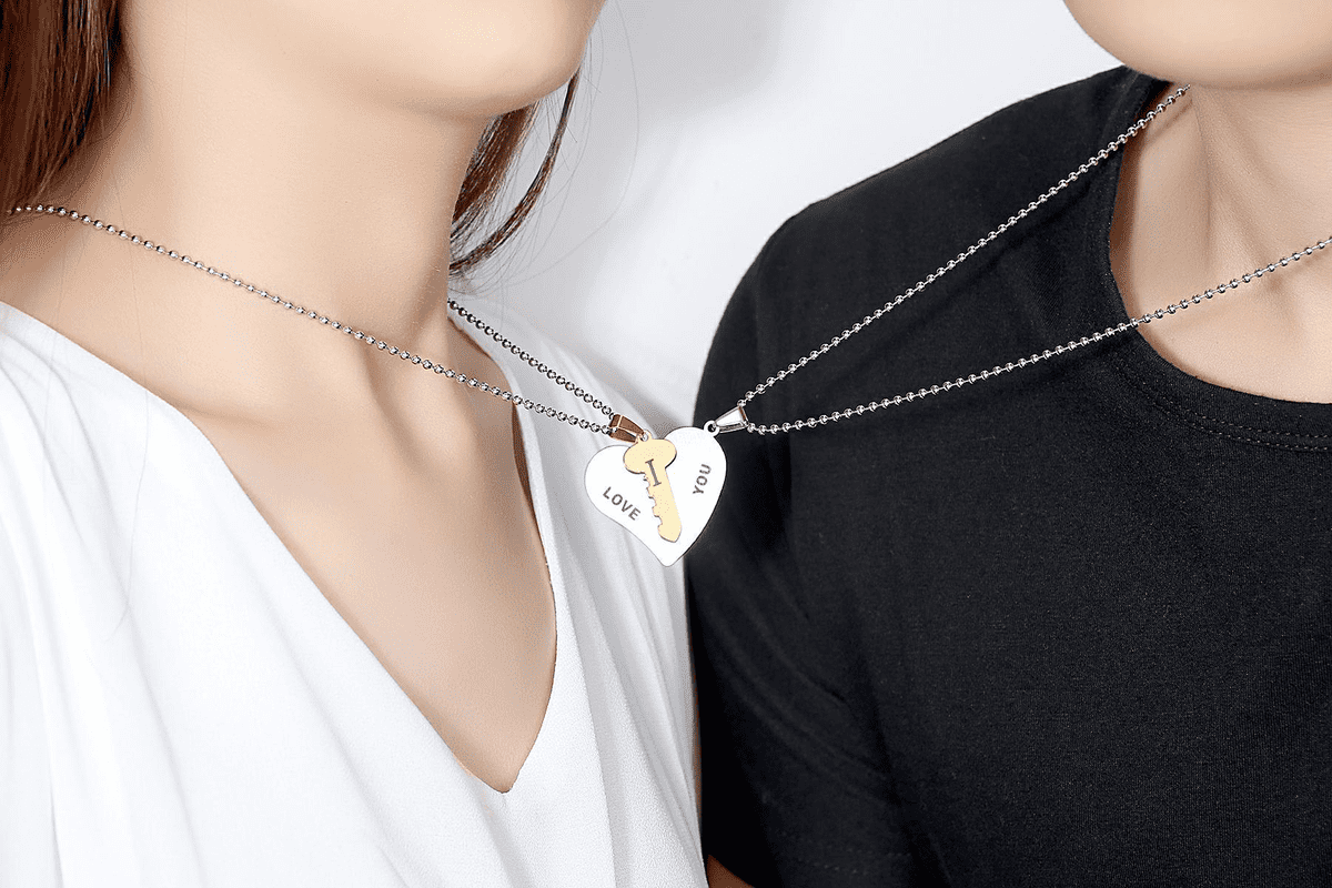 Парное ювелирное украшение Как отметить 14 февраля: 25 идей на день влюбленных