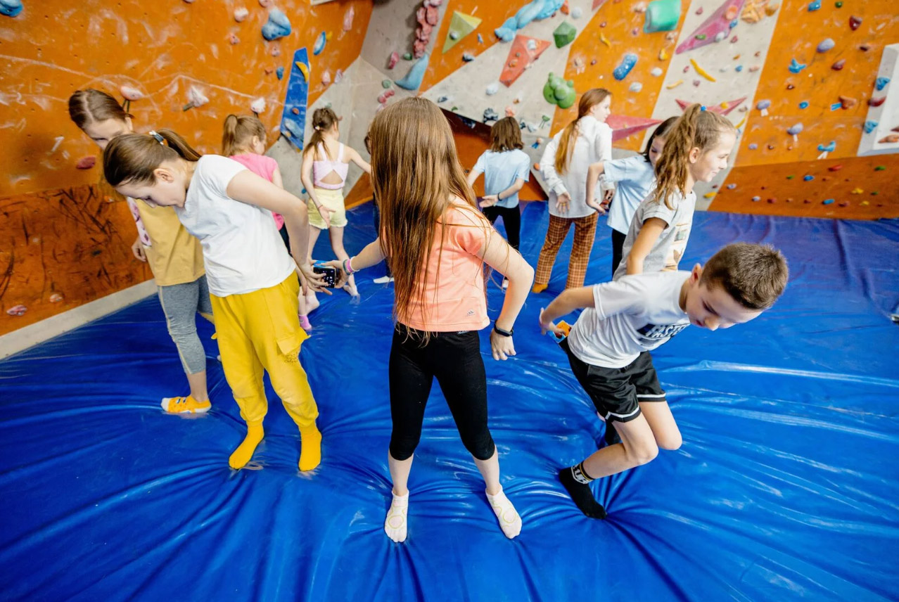 Детский день рождения в Батутный центр или скалодром