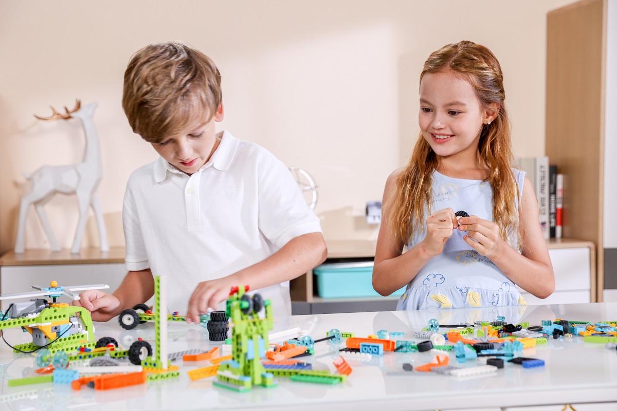 Детский день рождения в мастер-классе по робототехнике и программированию