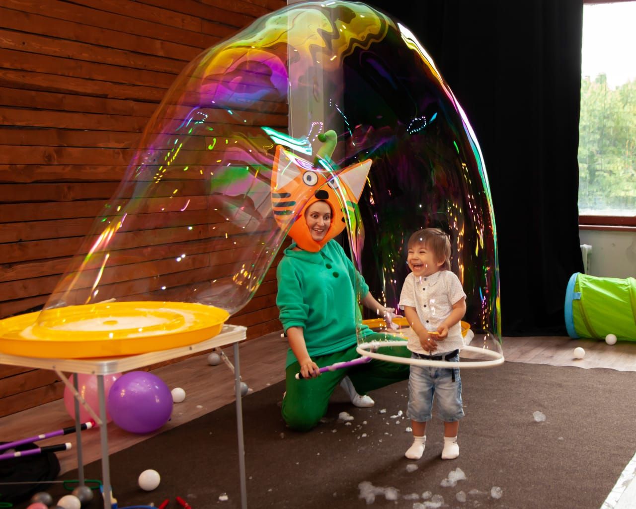 Детский день рождения в Шоу мыльных пузырей с гигантскими фигурами