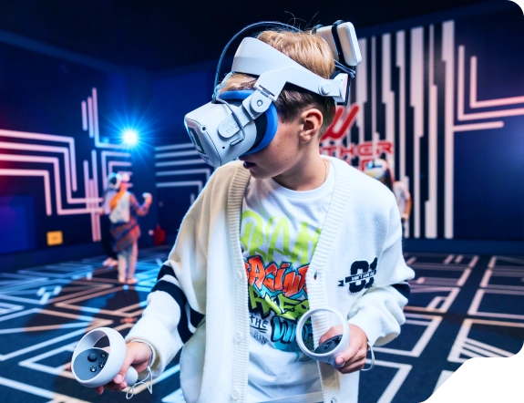 Гости в VR-шлемах на игровой арене Другие Миры